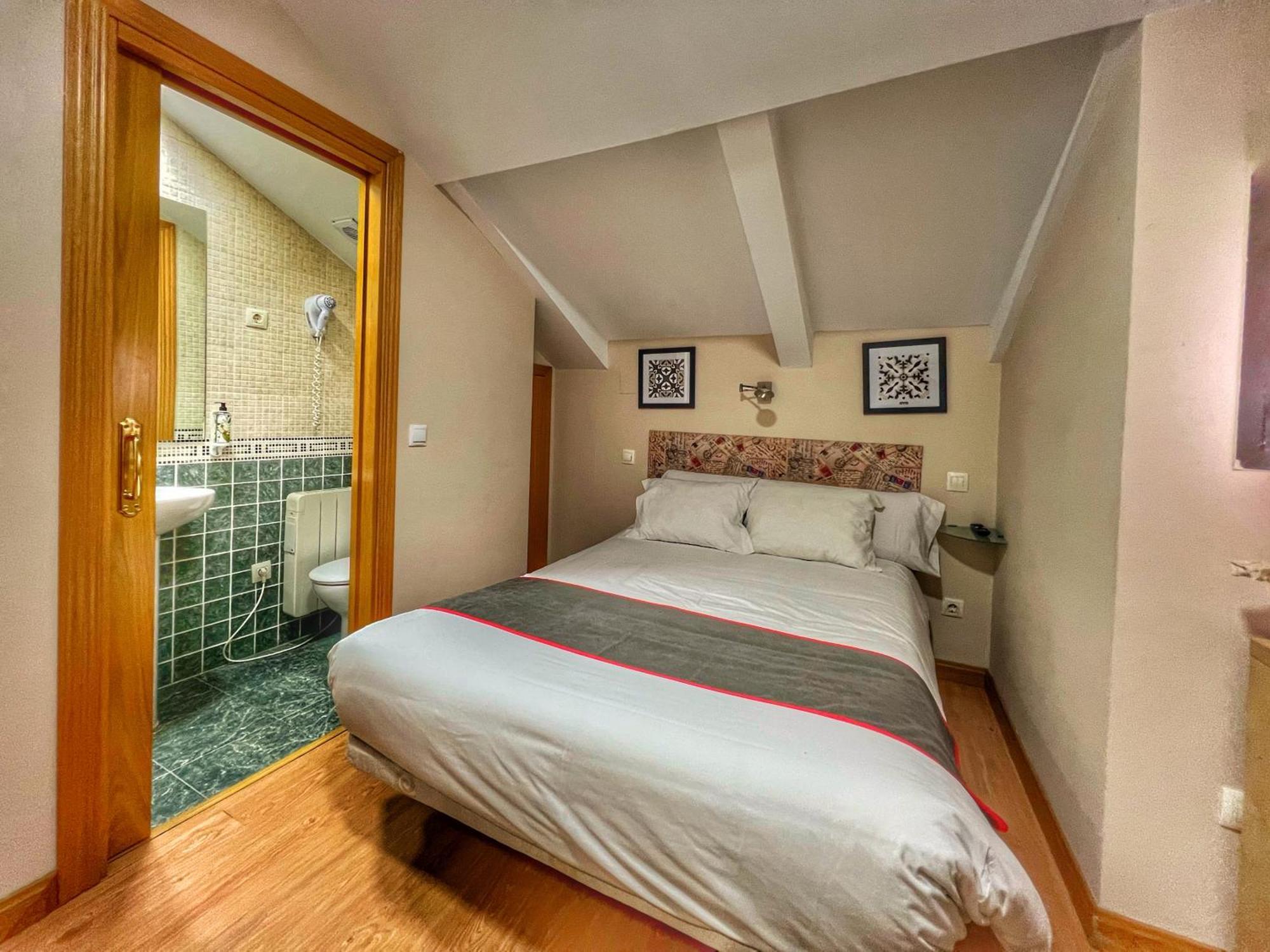Hostal La Colmena Vicolozano ภายนอก รูปภาพ